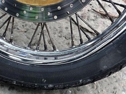 В Мариуполе мотоциклисты повредили колеса, влетев в ямы на дороге (ФОТО)