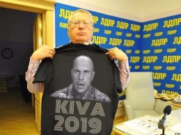 Илья Кива рассказал, как подарил Жириновском футболку, но в доказательством прислал фотоколлаж
