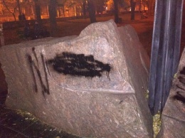 Ночью в Одессе осквернили памятник комсомольцам и мемориальную табличку