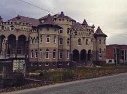 По 60 комнат: кадры из деревни с крупнейшими домами в Украине (фото, видео)