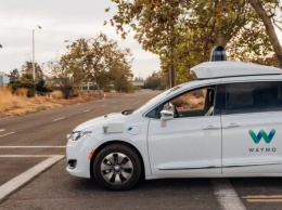 Робомобили Waymo впервые начнут перевозить пассажиров без страхующего водителя