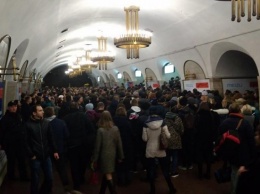 В метро Киева началась настоящая давка из-за закрытия станций после "минирования"