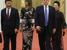 Дань традициям: Мелания Трамп в платье-ципао Gucci