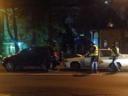 На проспекте Шевченко парень начал бросаться под машины, из-за ссоры с девушкой