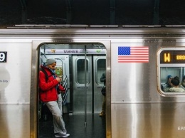 В метро Нью-Йорка спящего пассажира грубо выволокли из вагона