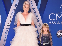 Певица Пинк и ее 6-летняя дочь Уиллоу в пышных платьях принцесс на премии CMA (ФОТО)