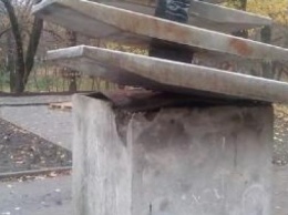 На Русановке трактор повредил памятник