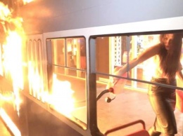 Femen подожгла бутафорный трамвай возле магазина Roshen: фото