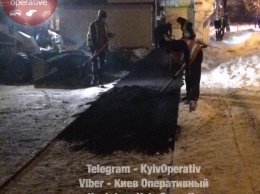 "У нас план". В Киеве коммунальщики уложили асфальт прямо в снег. Фото