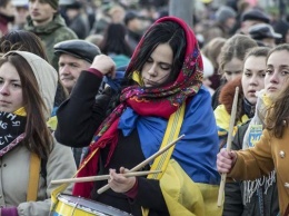 Треть украинцев назвали 2017 год трудным для себя и семьи