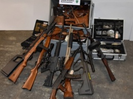 В Швейцарии задержали мужчину с арсеналом оружия: 280 единиц и 100 000 патронов