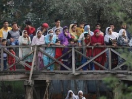 В Индии автобус упал с моста в реку: погибли 32 человека