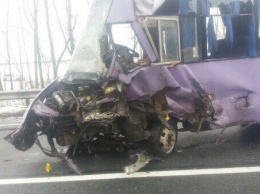 "Жигули" и рейсовый автобус столкнулись на автодороге "Киев-Чоп": пять человек в больнице (ФОТО)