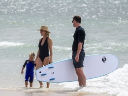 Семейная идиллия: Крис Хемсворт и Эльза Патаки на пляже в Байрон-Бее (ФОТО)