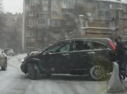 В Киеве девушке на Honda CR-V срочно надо было почистить снег прямо на дороге. ВИДЕО