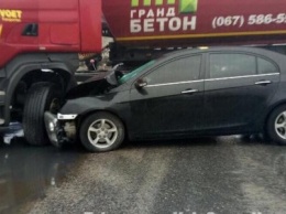 В Киеве столкнулись грузовик и легковушка: четверо пострадавших (ФОТО)