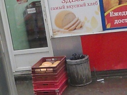 В Луганске хлеб доставляют в ящиках, которые тянут по земле (фото)