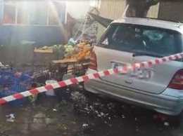 В Ужгороде Mercedes на стихийном рынке въехал в торговый ряд: пострадали люди