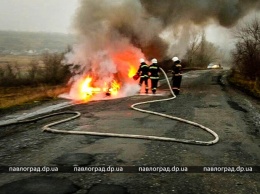 ЧП на Днепропетровщине: пожарные тушили автомобиль
