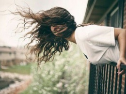 В России женщину сдуло с балкона порывом ветра