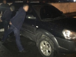 Под Киевом вооруженные иностранцы ограбили мужчину