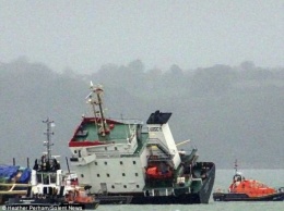 Российский корабль попал в шторм по пути в Северную Ирландию