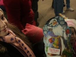 В Кривом Роге для детей из малообеспеченных семей организовали новогодний концерт с подарками (ФОТО)