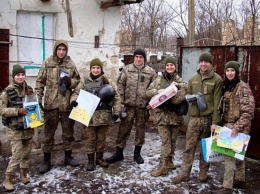 Жительница оккупированного Донецка связала бойцам ВСУ теплые носки (Фото)