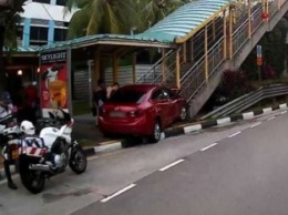 Женщина с тараканом врезалась в лестницу в Сингапуре (фото)