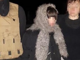 В Запорожье мама со сбежавшей дочкой потерялись в поле: полицейский отдал свои сапоги и куртку, - ФОТО