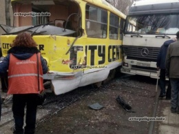В Одессе фура врезалась в трамвай ФОТО