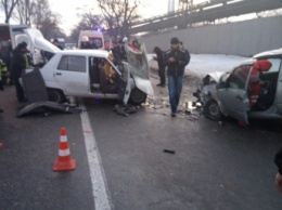 В Запорожье на Северном шоссе ДТП: "лоб в лоб" столкнулись два авто, четверо пострадавших (фото)