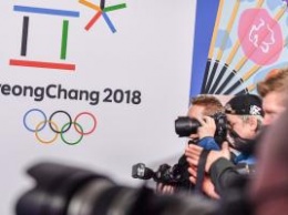 «Спонсор поездки - производители скотча»: российские олимпийцы заклеивают на своих вещах слово Russia