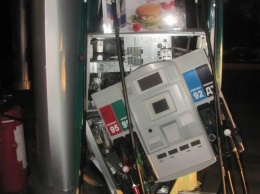 Фотофакт: На автозаправке легковушка снесла бензоколонку