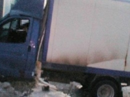 В Харькове ГАЗель отбросило в сугроб после аварии с микроавтобусом (ФОТО)