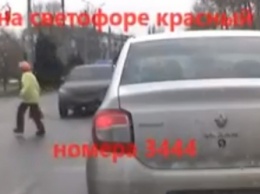 Полиция оперативно разыскала автохама, едва не сбившего женщину на переходе (видео)