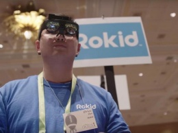 Intel создал «умные» очки с лазерным проектором
