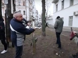 Радикалы разбили Поклонный крест в Киеве. ВИДЕО