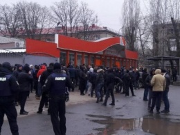 Рейдерство по-кременчугски: вооруженные люди в балаклавах угрожают расправой владелице магазина (ФОТО)