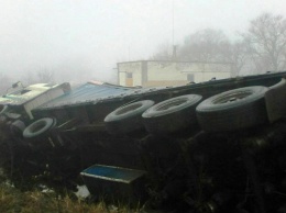 Фотофакт: На запорожской дороге два дня пролежала перевернутая фура