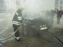 В Северодонецке днем сгорел японский внедорожник, припаркованный возле жилой многоэтажки (Фото)