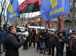 Одесские националисты пикетировали Генконсульство Польши из-за "антибандеровского" закона