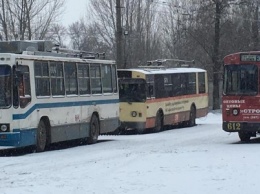 Рано утром в Кривом Роге активисты заблокировали выезд линию троллейбусов и вызвали полицию (ФОТО, ВИДЕО)