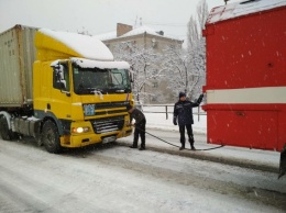 В Николаевской области спасатели вытягивают из снежных заносов фуры и маршрутки
