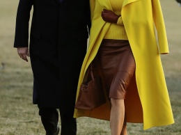 Образ дня: Мелания Трамп в пальто и свитере Ralph Lauren
