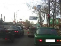 В Херсоне водитель иномарки спровоцировал аварийную ситуацию (видео)