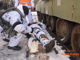 Десантники николаевской 79-ки учились эвакуировать "раненых" и оказывать им первую помощь