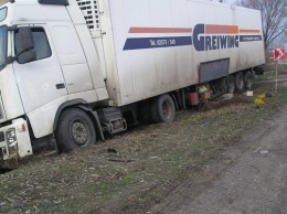 На трассе «Благовещенск-Николаев» грузовой автомобиль застрял в отбойник, пришлось вызывать спасателей