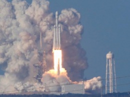 Cверхтяжелая ракета Falcon Heavy успешно стартовала в космос