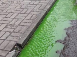 По улице Каменского бежит зеленая вода